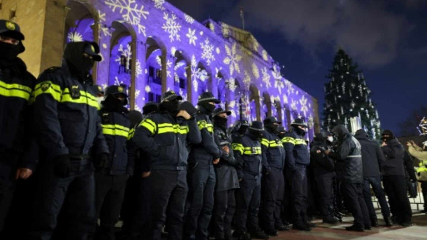 Menschenkette vor dem Parlament in Tiflis