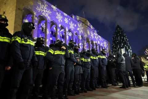 Menschenkette vor dem Parlament in Tiflis