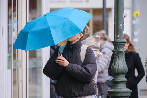 Wetterprognose: Auch am Montag kann ein Schirm in vielen Gegenden Deutschlands nicht schaden