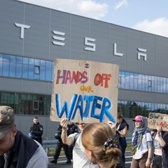 Protest vor der Tesla-Fabrik in Grünheide