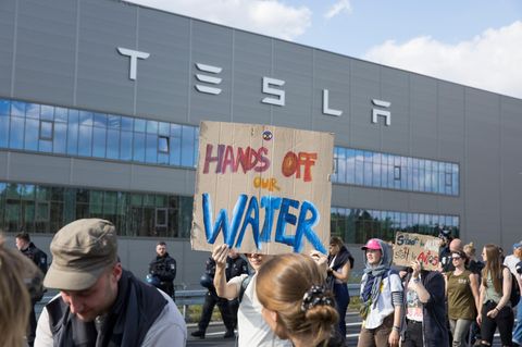 Protest vor der Tesla-Fabrik in Grünheide