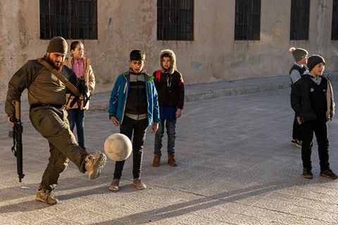 Syrien: An einer Schule am Stadtrand von Damaskus spielt ein islamistischer Aufständischer Fußball