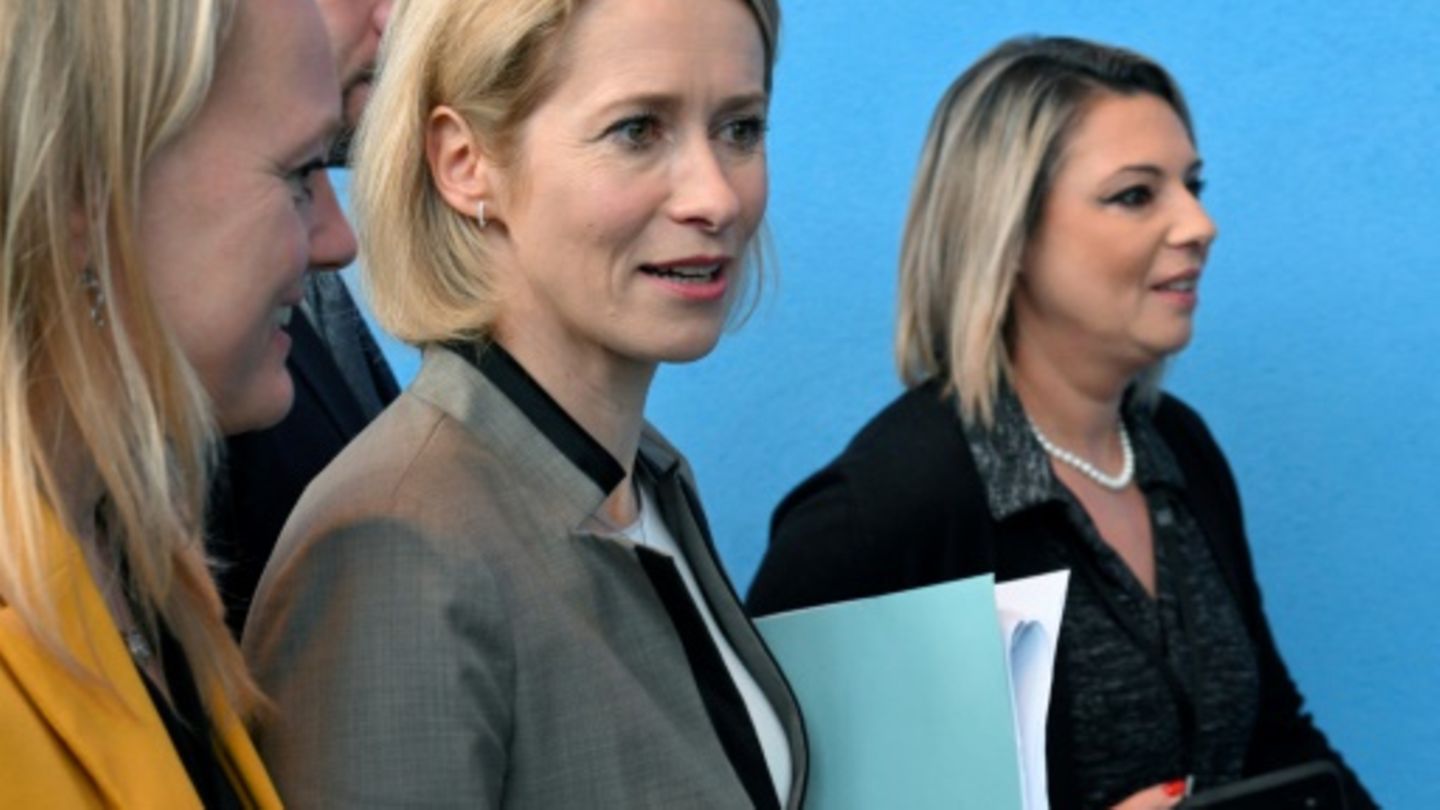 Die EU-Außenbeauftragte Kaja Kallas (Mitte)