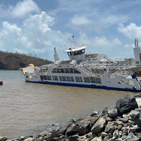 In Trümmern gestrandetes Schiff auf Mayotte