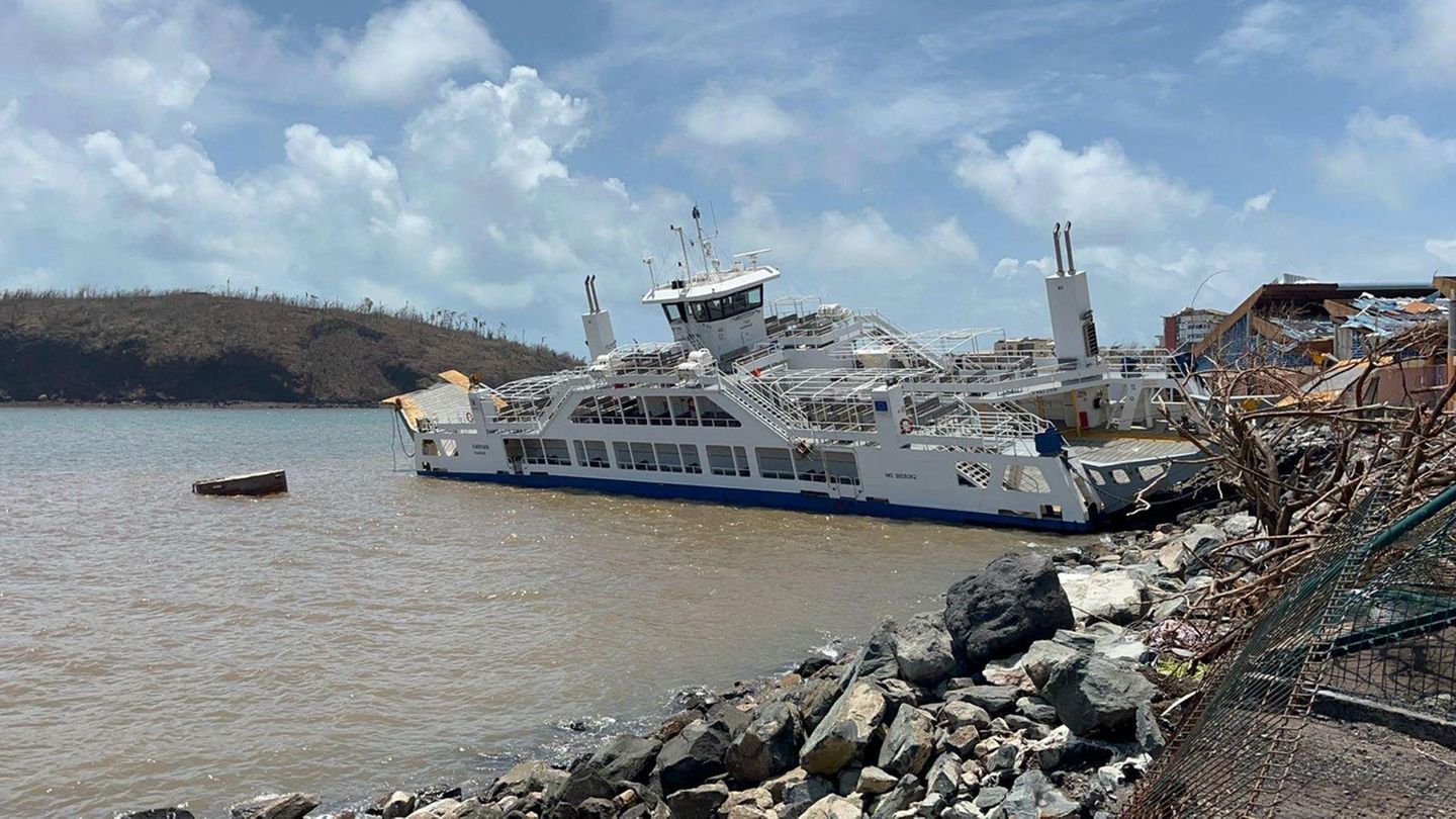 In Trümmern gestrandetes Schiff auf Mayotte