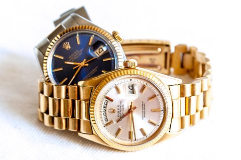 Zwei Rolex-Uhren liegen auf dem Tisch