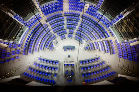 Leere Sitze im Bundestag in Berlin. Am Montag wird hier die Vertrauensfrage gestellt.