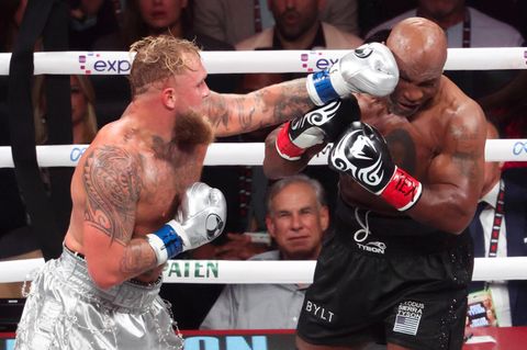 Mike Tyson kassiert einen Kopftreffer von Jake Paul
