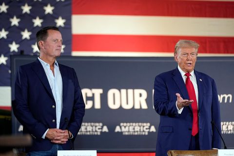 Richard Grenell neben Donald Trump bei einer von dessen Wahlkampfveranstaltungen
