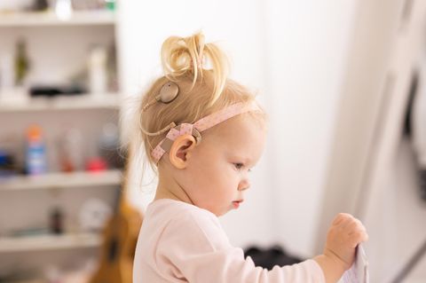 Mädchen trägt ein Cochlea-Implantat