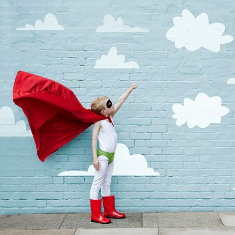 Bebilderung imaginärer Freund: Ein Junge trägt ein Superhelden-Kostüm