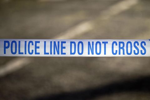 In Großbritannien sperrt ein blau-weißes Flatterband der Polizei einen Tatort ab