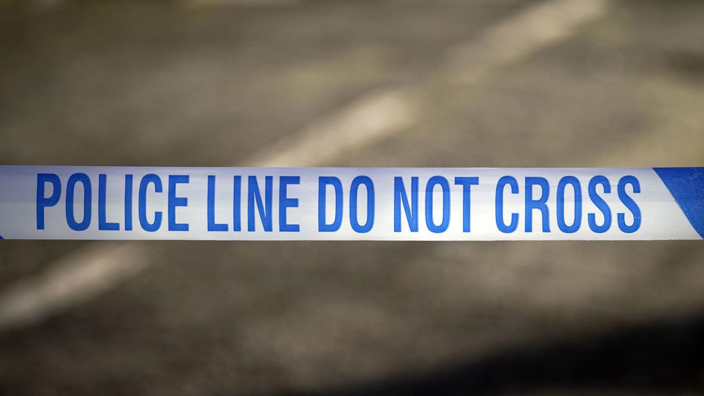 In Großbritannien sperrt ein blau-weißes Flatterband der Polizei einen Tatort ab