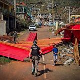 Ein französischer Gendarme, der am 15. Dezember in Mayotte zwischen Trümmern geht