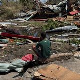 In Labattoir auf Mayotte betrachtet ein Junge das, was von seinem Zuhause geblieben ist