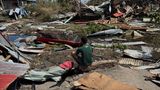In Labattoir auf Mayotte betrachtet ein Junge das, was von seinem Zuhause geblieben ist