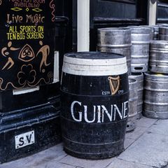 Guinness-Fässer vor einem Pub