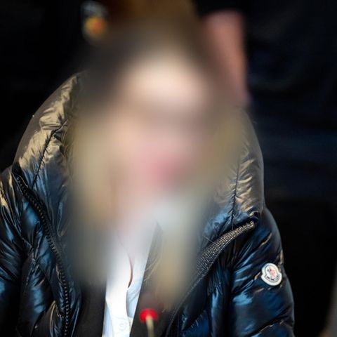 Eine blonde Frau sitzt in einem Gerichtssaal in Bremen