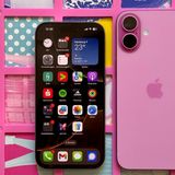 iPhone 16 Plus und iPhone 16 Pro liegen im Test nebeneinander