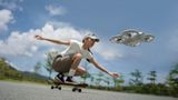 DJI Neo: Verfolgen Sie sich selbst     Drohnen gibt es viele auf dem Markt, so viel Spaß wie die DJI Neo machen aber wenige. Der extrem kompakte Quadrocopter lässt sich nicht nur überall hin mitnehmen, sondern ist auch noch sehr einfach zu bedienen. Besonders viel Spaß macht der Selfie-Modus, in dem er aus der Hand startet und einem dann filmend auf Schritt und Tritt folgt – auch beim Radfahren. Alternativ nutzt man die ebenfalls kompakte Fernbedienung oder das Smartphone. Einziges Manko: Die kleinen Rotoren sind recht laut     Preis: DJI Neo ab 200 Euro