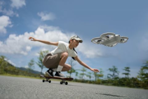 DJI Neo: Verfolgen Sie sich selbst     Drohnen gibt es viele auf dem Markt, so viel Spaß wie die DJI Neo machen aber wenige. Der extrem kompakte Quadrocopter lässt sich nicht nur überall hin mitnehmen, sondern ist auch noch sehr einfach zu bedienen. Besonders viel Spaß macht der Selfie-Modus, in dem er aus der Hand startet und einem dann filmend auf Schritt und Tritt folgt – auch beim Radfahren. Alternativ nutzt man die ebenfalls kompakte Fernbedienung oder das Smartphone. Einziges Manko: Die kleinen Rotoren sind recht laut     Preis: DJI Neo ab 200 Euro