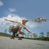 DJI Neo: Verfolgen Sie sich selbst     Drohnen gibt es viele auf dem Markt, so viel Spaß wie die DJI Neo machen aber wenige. Der extrem kompakte Quadrocopter lässt sich nicht nur überall hin mitnehmen, sondern ist auch noch sehr einfach zu bedienen. Besonders viel Spaß macht der Selfie-Modus, in dem er aus der Hand startet und einem dann filmend auf Schritt und Tritt folgt – auch beim Radfahren. Alternativ nutzt man die ebenfalls kompakte Fernbedienung oder das Smartphone. Einziges Manko: Die kleinen Rotoren sind recht laut     Preis: DJI Neo ab 200 Euro