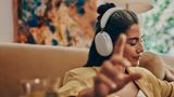 Sonos Ace: toller Klang für jede Gelegenheit     Der Hersteller Sonos ist vor allem dafür bekannt, den Raumklang alltagstauglich gemacht zu haben. Mit dem Ace wagte man sich das erste Mal an einen Kopfhörer – und landete gleich einen Volltreffer. Der Sonos Ace bietet in seiner Preisklasse mit den besten Sound, auch Noise Canceling und Transparenz-Modus überzeugen. Vor allem lässt er sich aber nahtlos in Sonos-Systeme einbinden und kann dann etwa unkompliziert den TV-Sound von der Sonos-Soundbar übernehmen. Ein toller Kopfhörer für zu Hause und unterwegs     Preis: Sonos Ace ab etwa 340 Euro