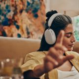 Sonos Ace: toller Klang für jede Gelegenheit     Der Hersteller Sonos ist vor allem dafür bekannt, den Raumklang alltagstauglich gemacht zu haben. Mit dem Ace wagte man sich das erste Mal an einen Kopfhörer – und landete gleich einen Volltreffer. Der Sonos Ace bietet in seiner Preisklasse mit den besten Sound, auch Noise Canceling und Transparenz-Modus überzeugen. Vor allem lässt er sich aber nahtlos in Sonos-Systeme einbinden und kann dann etwa unkompliziert den TV-Sound von der Sonos-Soundbar übernehmen. Ein toller Kopfhörer für zu Hause und unterwegs     Preis: Sonos Ace ab etwa 340 Euro