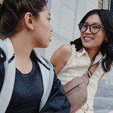 Ray-Ban Meta: smarter Durchblick     Die Ray-Ban Meta Smartglasses sind ein Überraschungshit. Die smarte Sonnenbrille des Mutterkonzerns von Facebook, Instagram und Whatsapp vereint quasi Kopfhörer, Kamera und KI-Funktionen – und bringt sie in einer schicken Ray-Ban-Brille unter. Im Alltag überzeugen vor allem die Audio-Funktionen und Telefonate. Die Kamera ist für Schnappschüsse gut, die Qualität von Highend-Smartphones sollte man aber nicht erwarten. Schade: Die gut funktionierenden KI-Funktionen, etwa die Erkennung von Objekten, Orten und Schildern, ist bisher nur in englischsprachigen Ländern verfügbar     Preis: Ray-Ban Meta ab etwa 300 Euro