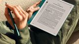 Kindle Scribe: smarter kritzeln     Wer Notizen macht oder zeichnet, findet mit dem Kindle Scribe von Amazon eine spannende Alternative zum Papier. Eigentlich ein klassischer E-Reader, wird er dank Stift zur digitalen Kladde. Dabei fühlt es sich an, als würde man auf Papier zeichnen und schreiben. Macht man sich in einem Buch Notizen, formt sich der Text um die Notiz herum und lässt sie so zum Teil der Seite werden. Weitere KI-Funktionen wie eine Zusammenfassung handschriftlicher Notizen sind in den USA bereits verfügbar und sollen hier auch folgen     Preis: Kindle Scribe ab 275 Euro