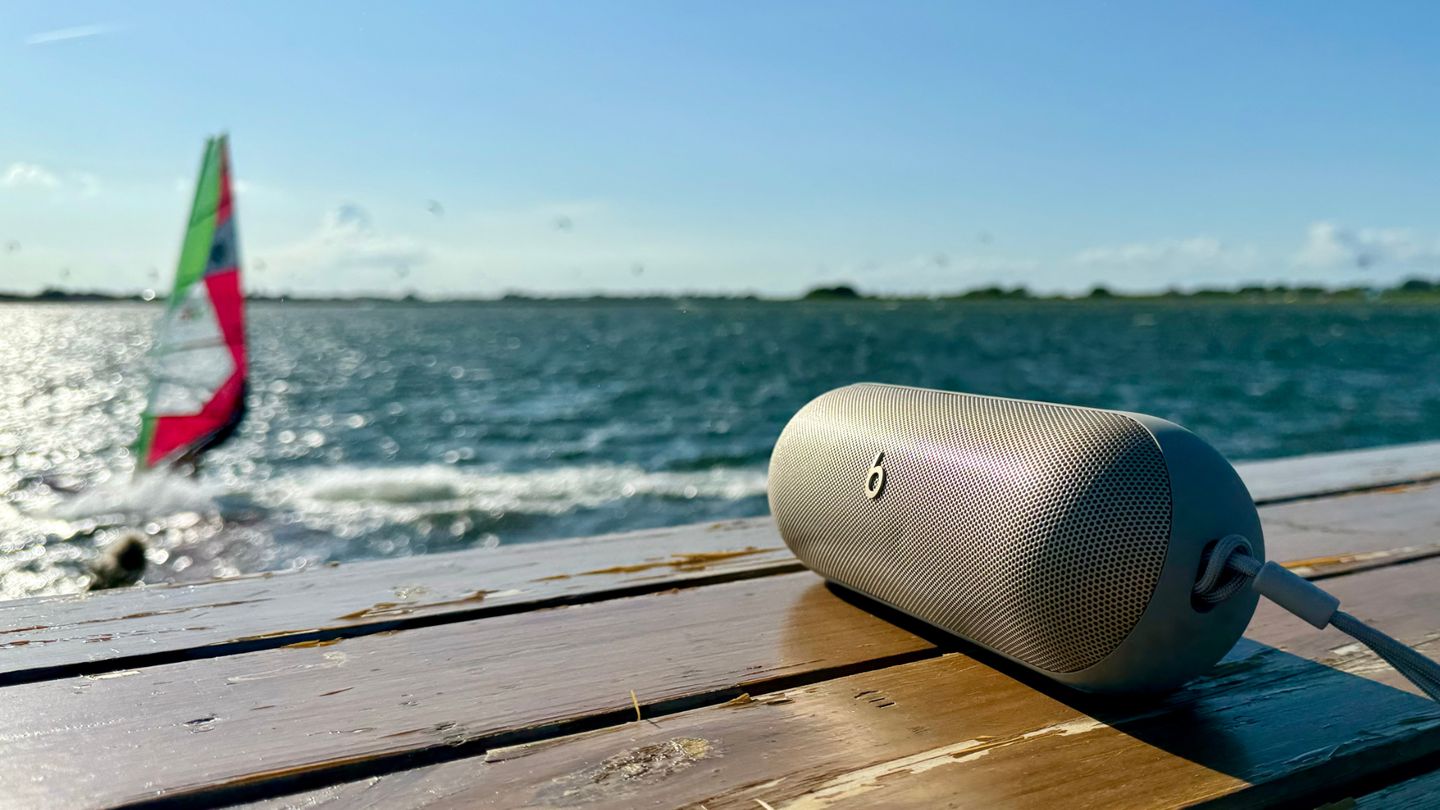 Beats Pill: satter Sound für draußen     Recht überraschend hat Beats im Sommer seiner Bluetooth-Box Pill nach Jahren eine Frischekur spendiert – und konnte im Test voll überzeugen. Die Box sieht nicht nur schick aus, sie bringt für die Größe auch einen überraschend satten Sound mit     Preis: Beats Pill ab etwa 110 Euro