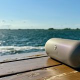 Beats Pill: satter Sound für draußen     Recht überraschend hat Beats im Sommer seiner Bluetooth-Box Pill nach Jahren eine Frischekur spendiert – und konnte im Test voll überzeugen. Die Box sieht nicht nur schick aus, sie bringt für die Größe auch einen überraschend satten Sound mit     Preis: Beats Pill ab etwa 110 Euro