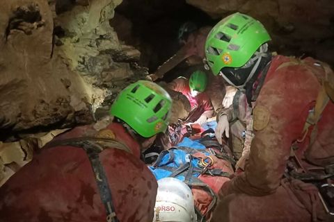 Rettungskräfte in Italien bemühen sich, eine Höhlenforscherin aus der Tiefe zu holen
