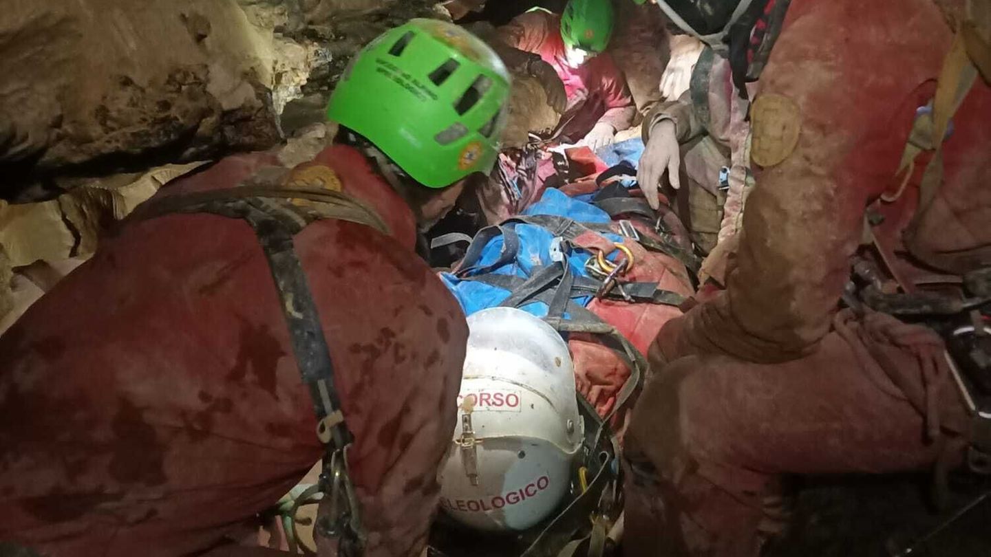 Rettungskräfte in Italien bemühen sich, eine Höhlenforscherin aus der Tiefe zu holen