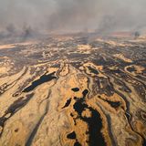 Rauch wabert über der russischen Tundra in Sibirien