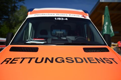 Baden-Württemberg: Ein Rettungswagen mit der Aufschrift "Rettungsdienst" (Archivbild)