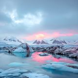Kitschig schön: der Sonnenaufgang über der Arktis