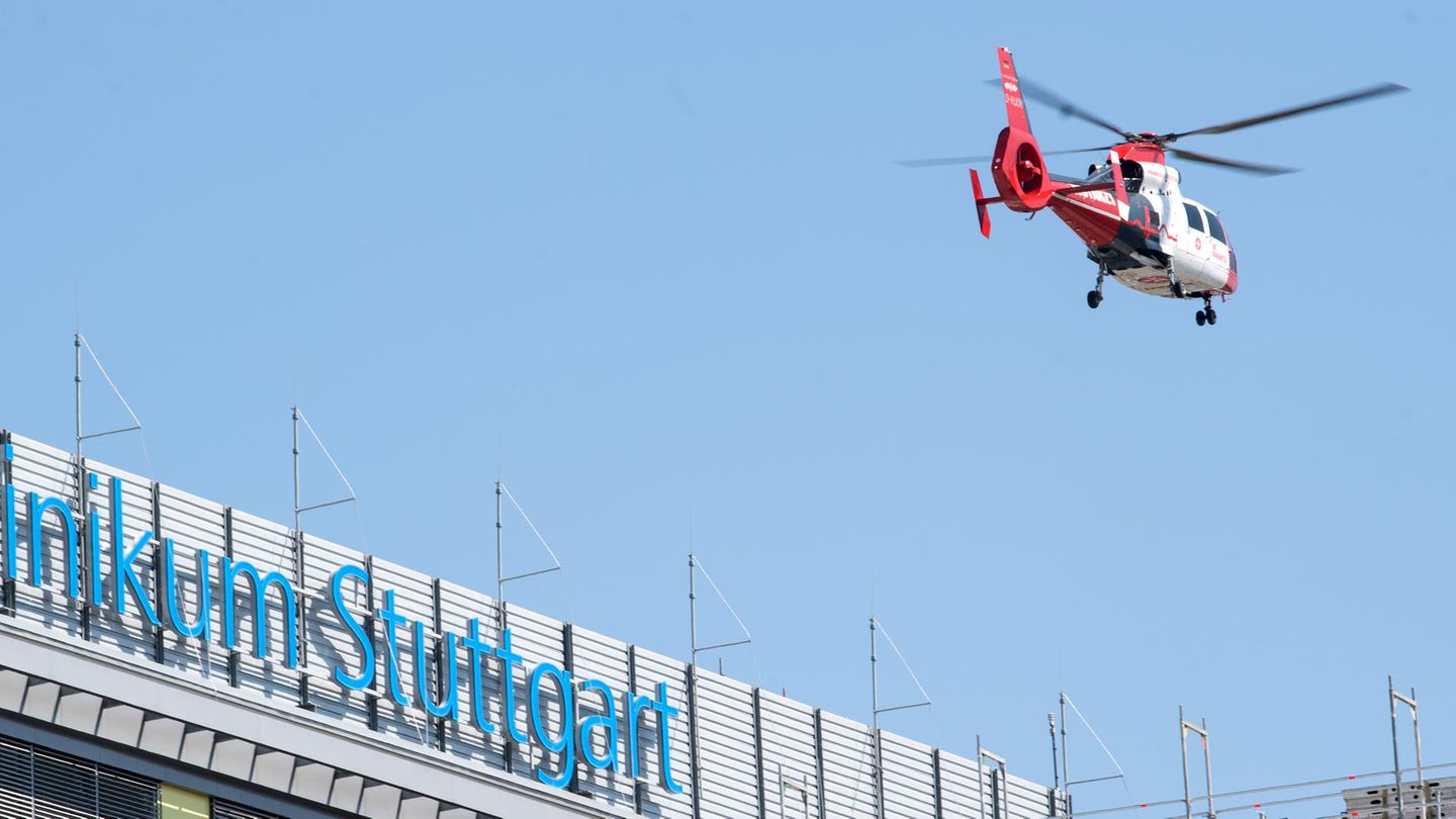 Baden-Württemberg: Ein Rettungshubschrauber über dem Klinikum Stuttgart (Symbolbild)