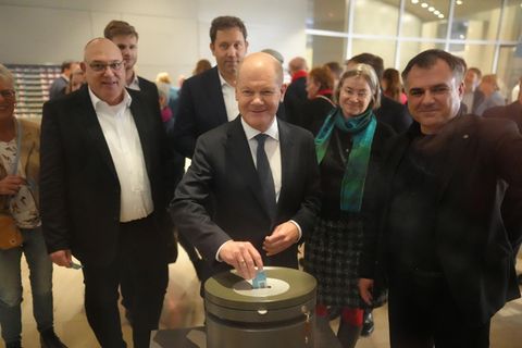 Bundeskanzler Olaf Scholz stimmt auch selbst in der Vertrauensfrage ab