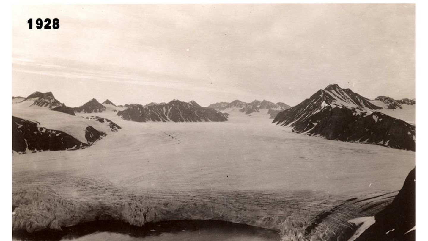 Blick auf den Gletscher Blomstranbreen auf dem norwegischen Archipel Spitzbergen