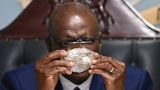 Entdeckung: Botswanas Präsident Mokgweetsi Masisi hält den riesigen Diamanten