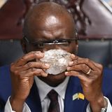 Entdeckung: Botswanas Präsident Mokgweetsi Masisi hält den riesigen Diamanten
