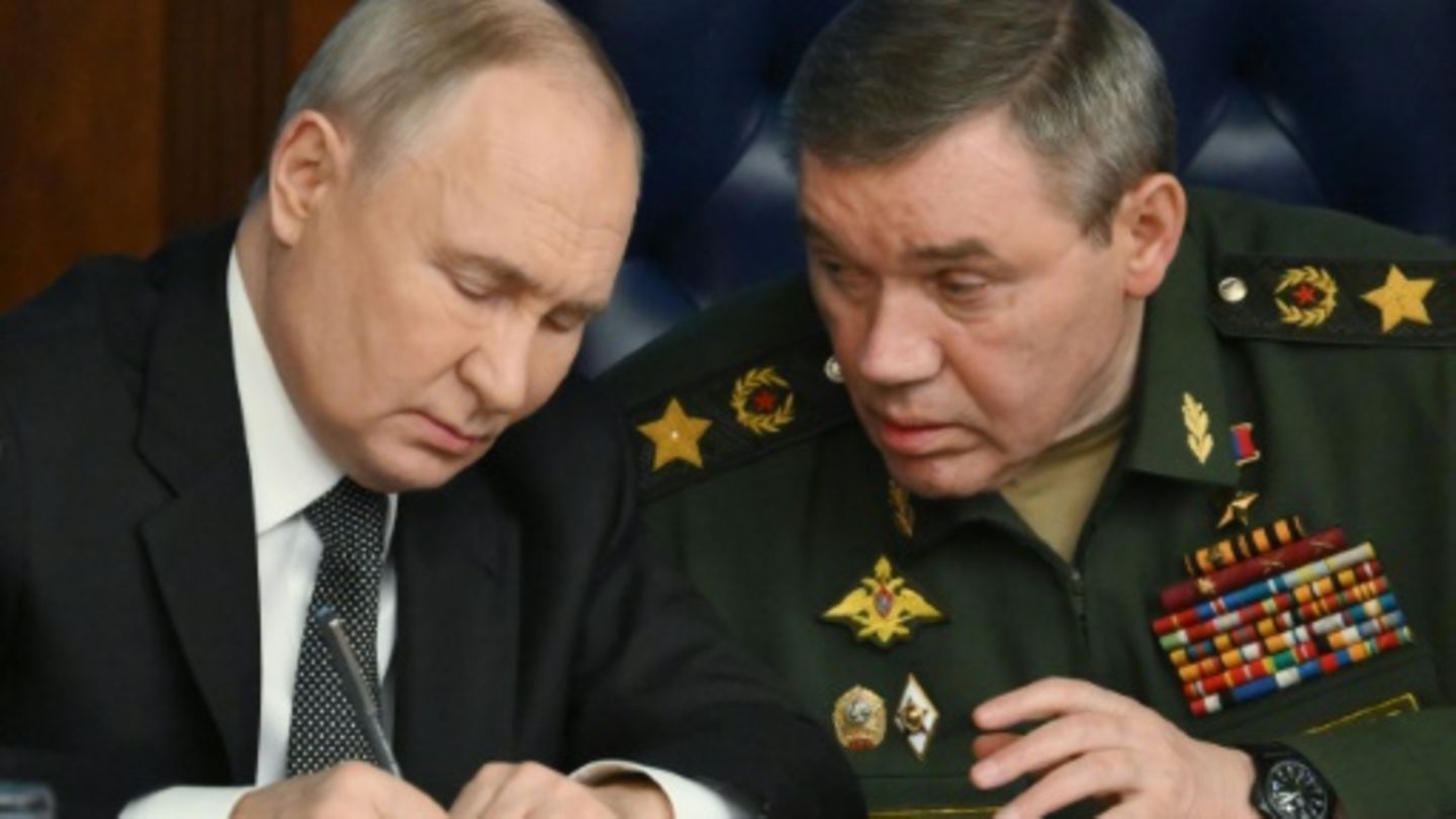 Russlands Präsident Putin (l.) mit Generalstabschef Gerasimow
