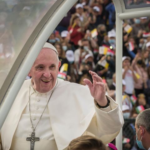 Papst Franziskus grüßt im Irak
