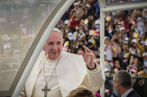 Papst Franziskus grüßt im Irak
