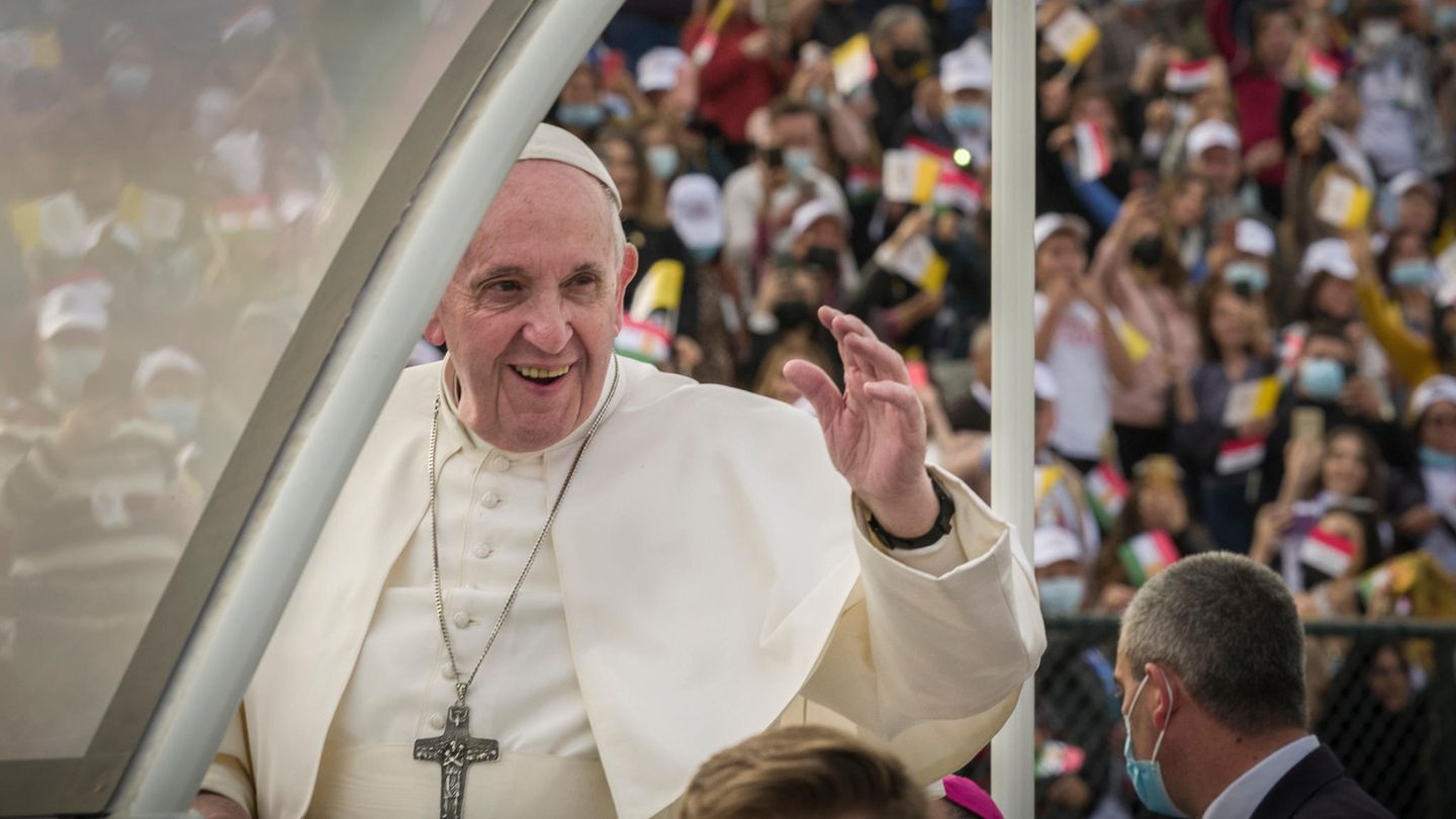 Papst Franziskus grüßt im Irak