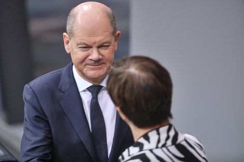 Olaf Scholz schaut Saskia Esken skeptisch an.