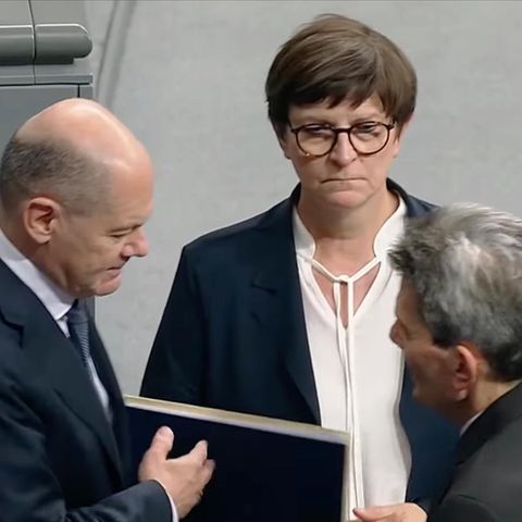 Saskia Esken (m.), Bundeskanzler Olaf Scholz (l.) und Rolf Mützenich