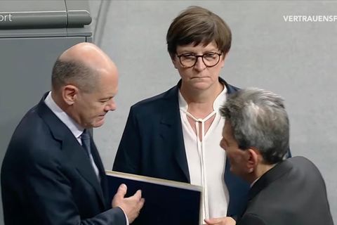 Saskia Esken (M.), Bundeskanzler Olaf Scholz (l.) und Rolf Mützenich