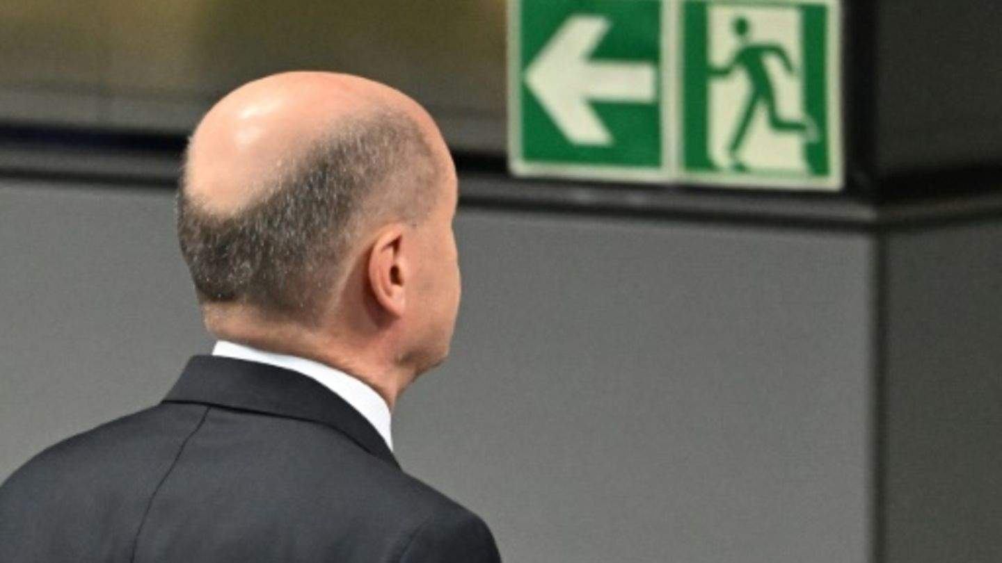 Scholz auf dem Weg aus dem Plenarsaal